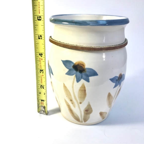 Art Pottery Wall Pocket Vase 6” Blue Daisy Flower Arts North Nova Scotia - Picture 9 of 10